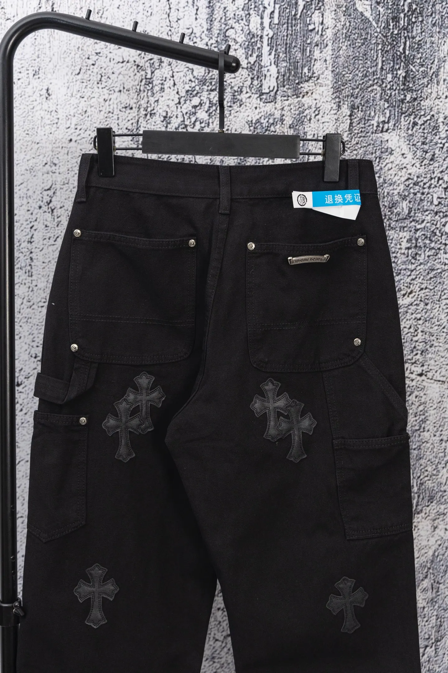 P270 CH Chromehearts pure black cross-stitched leather black workwear jeans and logging pants. The cabinet price is 34W level. The patches are decorated with cross flowers and washed jeans! ! An absolutely high-end luxury product, a 1.9W-level god-level single product, a super popular product, made by top heavy industry, a magic weapon that cannot be missed! [About Zangyin] This is an extremely luxurious fashion brand that can also be called the aristocracy of the high street. It has always been an exclusive brand for some hipsters or rich second generations. Compared with ordinary high streets, it is more luxurious and noble. Compared with luxury brands, it is more fashionable and individual. It has always been a brand that I have a special liking for. [Top heavy industry fashion design] Consistently high-street luxury style. Speaking of this style, the Zangyin family and GU family are definitely the leading representative brands. Especially the Zangyin family has really achieved a state-of-the-art effect in creating high-street style. The unique washed material is used to create this style. The color system is already quite eye-catching. After it is decorated with patchwork cross flowers, it cleverly highlights the charm of the brand. Secondly, this style uses classic The high-waist cutting design highlights the long legs and fashionable temperament of the upper body. The brand is highly recognizable and the slim fit configuration is more suitable for daily wear. It is a product that interprets personality, fashion, and specifications at a glance. This single product is enough to make any fan excited. It can be a white T-shirt for a youthful college style, or a tight suspender for a royal style. It has strong matching ability and can be easily controlled by men.  [Materials and craftsmanship] Needless to say, this point goes without saying. As an excellent craftsman brand, Zangyin’s requirements for details and craftsmanship are really perfect. The washed color of this model has gone through so many processes, not to mention the embellishment of denim appliques. It is also purely hand-made and sewn. Just like what they believe in, only hand-made things have soul and have the meaning of wear. A top-notch heavy-duty fashionable denim item, I look forward to your perfect interpretation! !  Color: Black Size: 28-36